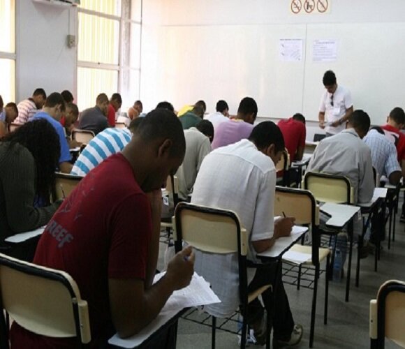 Candidatos concentrados prestando avaliação de concurso publico