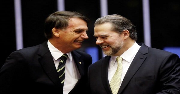 Presidente eleito, Jair Bolsonaro, conversa com presidente do STF, Dias Toffoli, durante celebração dos 30 anos da Constituição brasiliera no Congresso Nacional em Brasília, Distrito Federal
06/11/2018 REUTERS/Adriano Machado