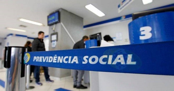 Matéria sobre o que os futuros aposentados estão percebendo sobre as propostas de reformas da Previdência e o processo de aposentadoria e os problemas para agendar e se aposentar hoje no Brasil. - Curitiba 30/09/2016. 

Imagens internas da sede do INSS - Imagens internas da Previdência - Fotos internas da Previdências “INSS” - Fila dentro da Previdências “INSS” - Fila para se aposentar.