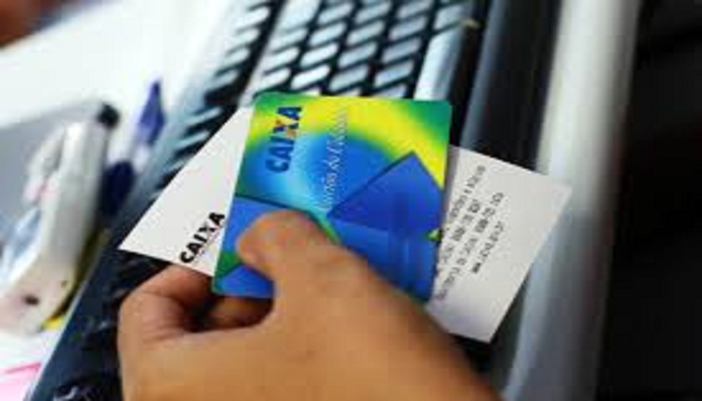 Pessoa segurando o cartão cidadadão