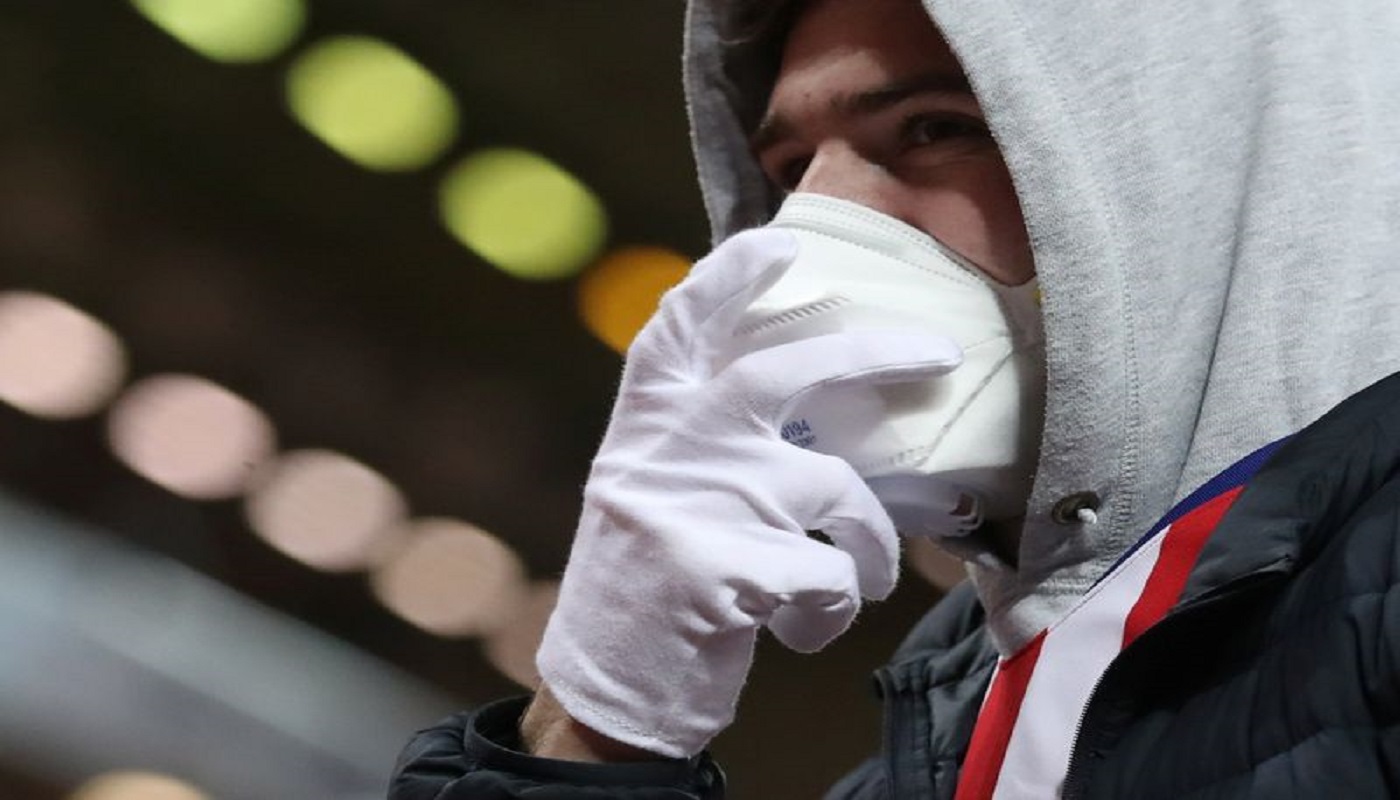 Torcedor do Atlético de Madrid usa máscara de proteção contra coronavírus
11/03/2020 
Action Images via Reuters/Carl Recine