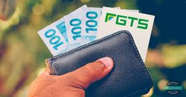 Carteira com cédulas de cem reais
