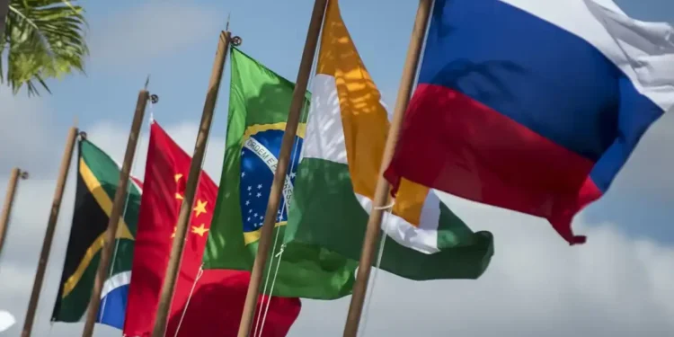 Bandeiras de diferentes países com destaque para a diversidade internacional, simbolizando os países não membros da ONU.