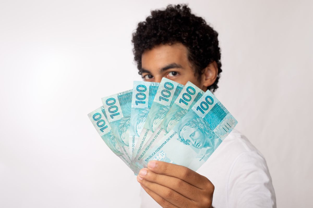 Pagamento de R$ 900 está DISPONÍVEL para ESTAS pessoas; veja como receber - Reprodução Canva