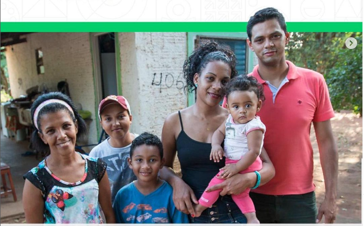Como o governo determina quem tem prioridade no acesso a essas moradias?