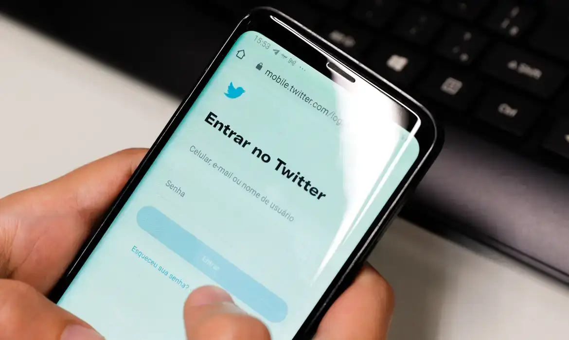 Tela de login do Twitter exibida em um smartphone, representando a plataforma de mídia social