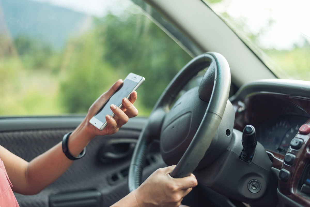 Atenção, motorista! Pesquisa mostra impacto do celular no trânsito. Foto: Canva