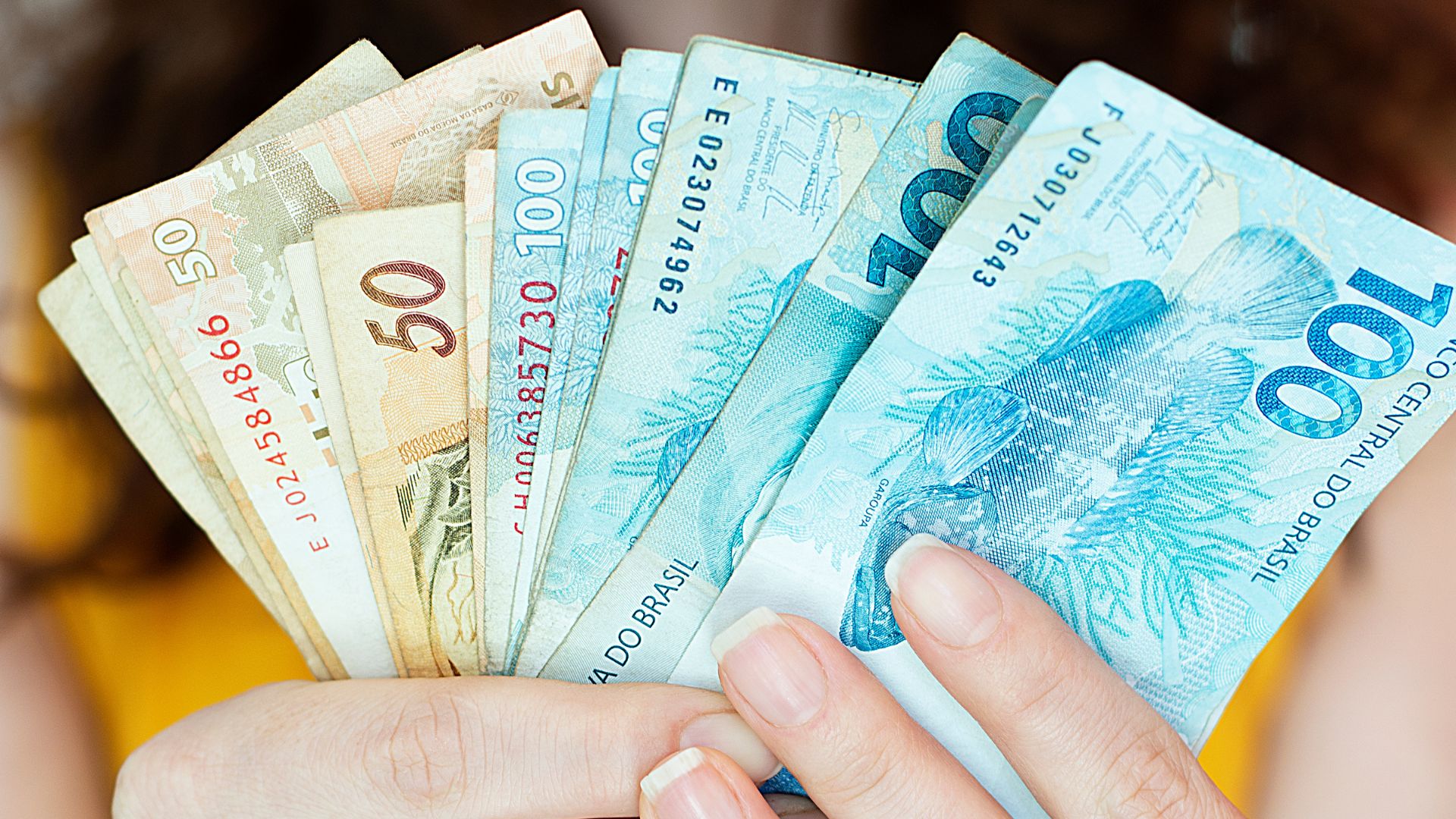 Veja como se inscrever no Bolsa do Povo; benefícios de até R$2.400,00