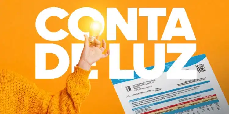 Mão segurando uma lâmpada acesa ao lado de uma fatura de energia elétrica, com o texto "CONTA DE LUZ" em letras grandes sobre fundo laranja.