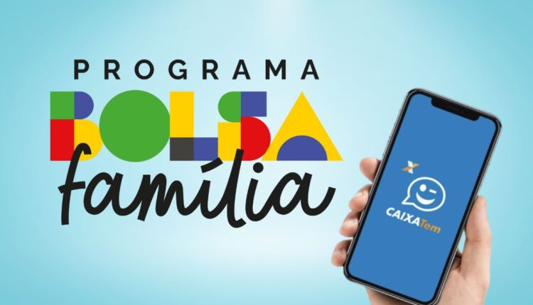 Mão segurando celular na página inicial do aplicativo Caixa Tem ao lado da logo do programa Bolsa Família