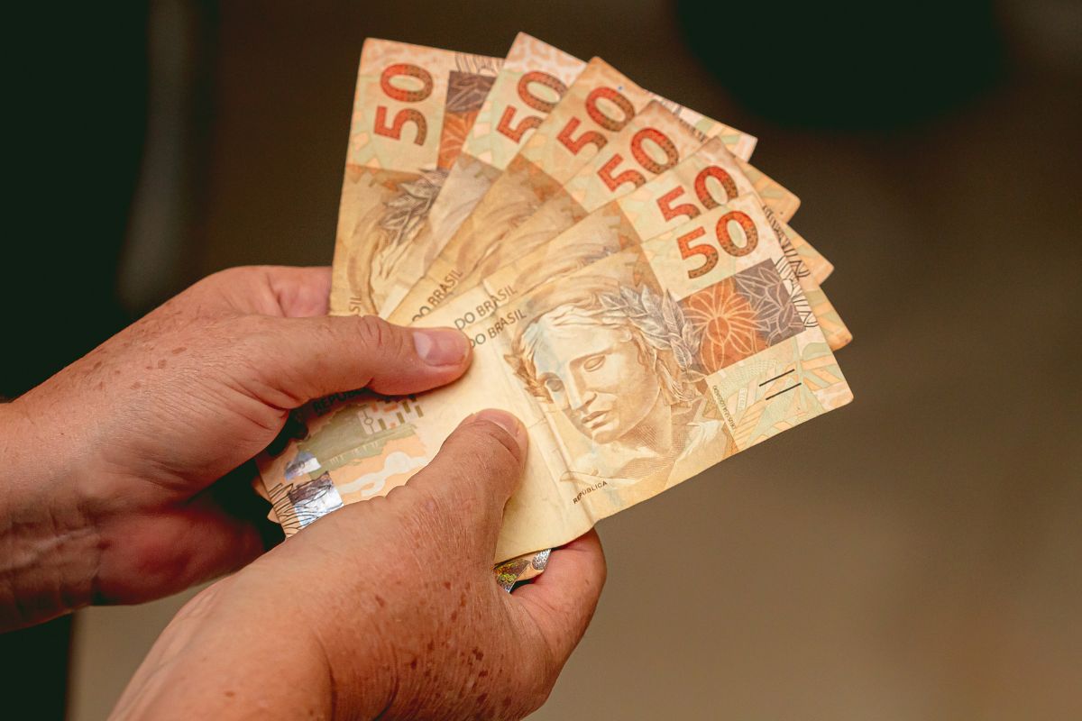 CONFIRMADO! Auxílio Gás será ANTECIPADO em maio; veja quem recebe