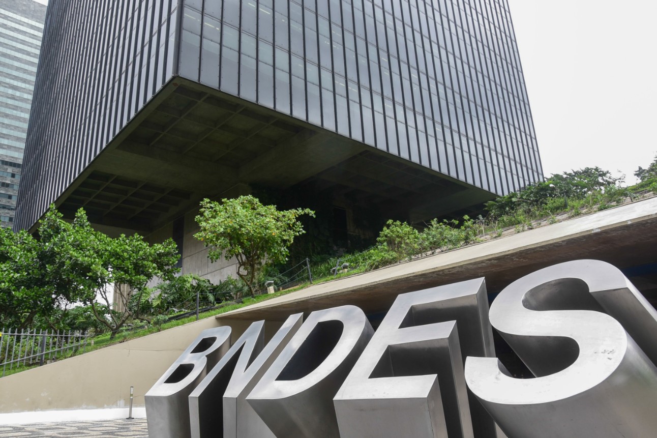 Concurso BNDES: edital sai em JULHO com 150 vagas e salários acima de R$ 20 mil! Veja etapas, provas e profissões que serão aceitas