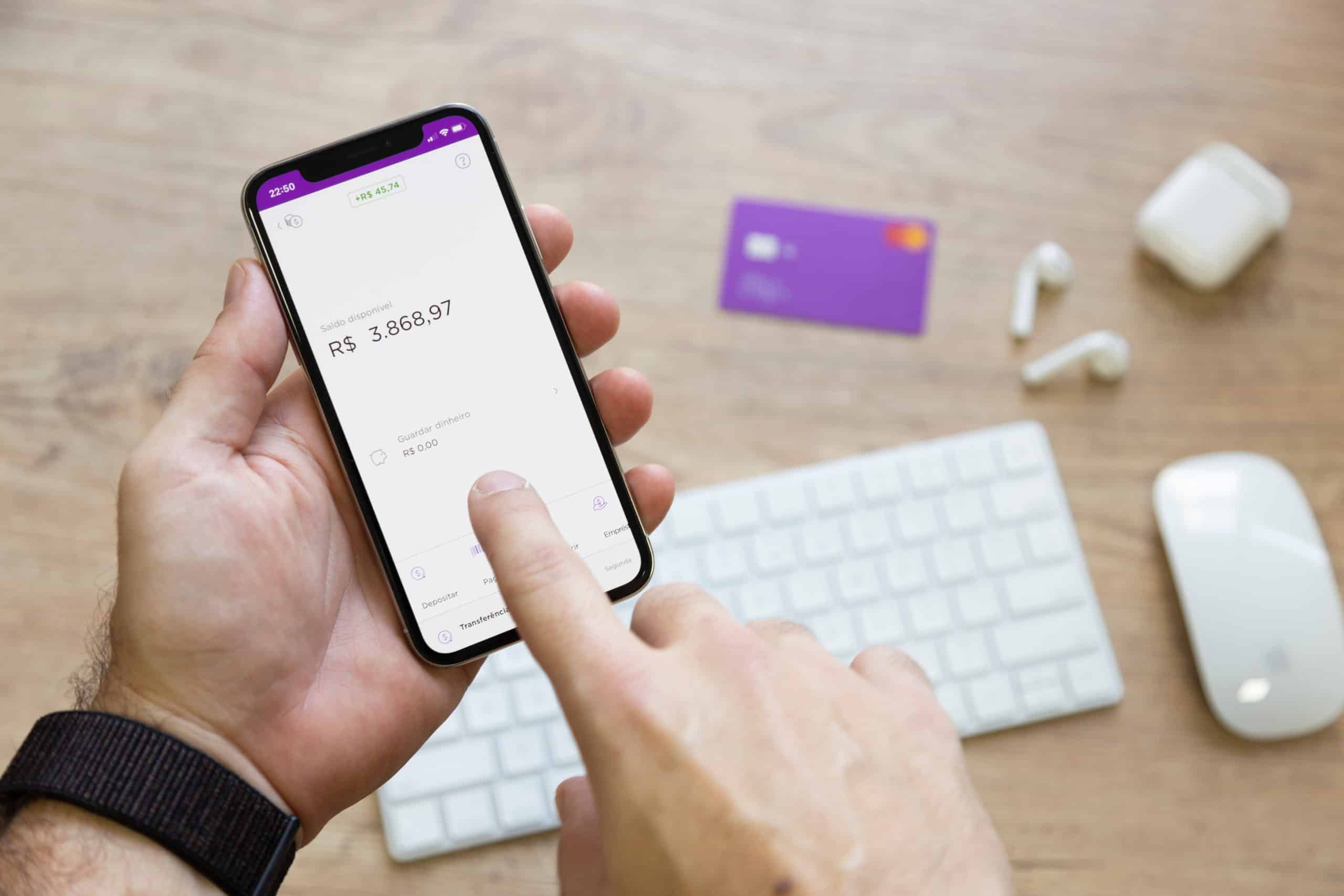 Clientes do Nubank devem manter os dados cadastrais atualizados para aumentarem limite do cartão de crédito Clientes do Nubank devem manter os dados cadastrais atualizados para aumentarem limite do cartão de crédito