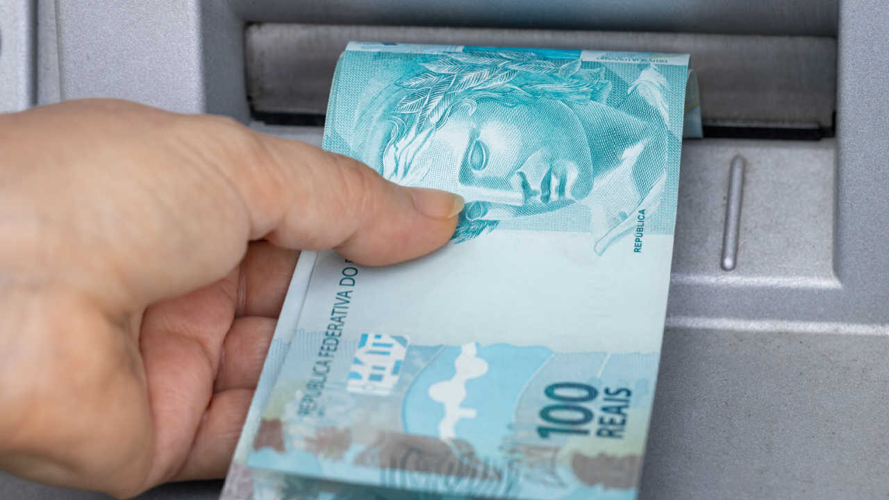SAIU NO DIÁRIO OFICIAL: governo institui novo auxílio emergencial de R$ 2.824; veja quem recebe