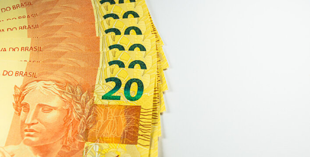 A cédula de 20 reais da segunda família do real é uma das mais interessantes da série lançada pelo Banco Central do Brasil. Com elementos que destacam a fauna brasileira e dispositivos avançados de segurança, essa cédula foi introduzida com o objetivo de modernizar o sistema monetário e aumentar a proteção contra falsificações. Neste texto, exploraremos os detalhes que compõem essa cédula, incluindo suas características visuais, dispositivos de segurança e seu valor no mercado de colecionadores. A segunda família do real A segunda família do real foi lançada em 2010, trazendo cédulas de design renovado e dispositivos de segurança aprimorados. Essas novas notas foram concebidas para facilitar a identificação por parte da população e oferecer maior resistência a falsificações. A cédula de 20 reais, em particular, é uma das mais populares e representa simbolicamente a fauna brasileira, com o mico-leão-dourado ilustrado no verso. Objetivos da Segunda Família: Modernização do design das cédulas brasileiras. Maior segurança contra falsificações. Representação da fauna e da história do Brasil de forma mais artística e detalhada. Características visuais da cédula de 20 reais A cédula de 20 reais possui um conjunto de elementos visuais que a tornam única e facilmente identificável. Os detalhes em cada lado da cédula foram pensados para apresentar ícones da cultura e fauna brasileiras, ao mesmo tempo em que incluem informações de segurança. Elementos do lado principal: Efígie da república: no lado principal da cédula, encontra-se a efígie da República, um símbolo tradicional que representa a nação e sua soberania. Ela é uma das marcas mais reconhecíveis da série. Legenda “Deus Seja Louvado”: a inscrição “Deus Seja Louvado” aparece de maneira discreta, mantendo a tradição presente nas cédulas brasileiras. Valor facial: o valor "20" é impresso de forma destacada, facilitando a identificação da cédula. Marca d’água: um dispositivo de segurança que só é visível contra a luz, com a figura do mico-leão-dourado, ajudando a evitar falsificações. Elementos do verso: Mico-leão-dourado: o verso da cédula de 20 reais traz a imagem do mico-leão-dourado, uma espécie ameaçada de extinção e um dos ícones da biodiversidade brasileira. A presença do mico-leão na cédula visa promover a conscientização sobre a preservação ambiental. Legenda “Banco Central do Brasil”: identifica a instituição responsável pela emissão da moeda. Valor numérico: o número "20" é impresso em tamanhos diferentes em várias partes da cédula para facilitar a visualização e dificultar a falsificação. Assinaturas oficiais: no verso da cédula também se encontram as assinaturas do ministro da economia e do presidente do Banco Central, garantindo sua autenticidade. Número de série: cada cédula possui um número de série exclusivo, permitindo seu rastreamento e identificação. Dispositivos de segurança da cédula de 20 reais Além dos elementos visuais que caracterizam a cédula, ela é equipada com vários dispositivos de segurança que ajudam a evitar falsificações. Esses dispositivos foram introduzidos para proteger a integridade do dinheiro em circulação e facilitar a verificação por parte da população. Principais dispositivos de segurança: Marca d’água: ao ser colocada contra a luz, é possível visualizar a figura do mico-leão-dourado na marca d'água, uma técnica eficaz para comprovar sua autenticidade. Fio de segurança: a cédula contém um fio de segurança incorporado no papel, visível contra a luz. Impressão Intaglio: possui partes com impressão em relevo, perceptíveis ao toque, especialmente na figura da República e nos números. Número que muda de cor: o número 20 no canto inferior direito muda de cor, passando do verde para o azul quando inclinado. Microimpressões e elementos ocultos: pequenas letras e símbolos são visíveis apenas com lupa, e outros detalhes ocultos que só podem ser vistos sob luz ultravioleta. Valor de mercado para colecionadores A cédula de 20 reais da segunda família do real se destaca no mercado de colecionadores quando apresenta uma particularidade de série específica. As cédulas cujas séries começam com as letras CD e números entre CD 036360001 e CD 036600000 são altamente valorizadas, principalmente devido à sua raridade. Faixa de valor de mercado: MBC (Muito Bem Conservada): cédulas nesta condição podem valer cerca de R$ 300,00. Soberba (Excelente Conservação): cédulas que foram pouco manuseadas e apresentam mínima marca de uso chegam a valer aproximadamente R$ 600,00. Flor de Estampa (Sem Circulação): uma cédula completamente intacta, sem marcas de uso, pode alcançar o valor de R$ 1.000,00.