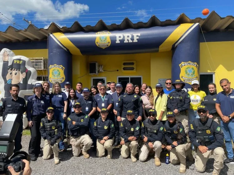 Curso de Formação para Novos Policiais da PRF Grupo de policiais em formação da Polícia Rodoviária Federal (PRF) em frente à sede