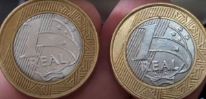 Moedas de 1 Real da Bandeira 2012: Conheça o Modelo Que Pode Valer Até R$270 Duas moedas de 1 real da bandeira de 2012, destacadas para comparação de detalhes e valorização no mercado numismático.