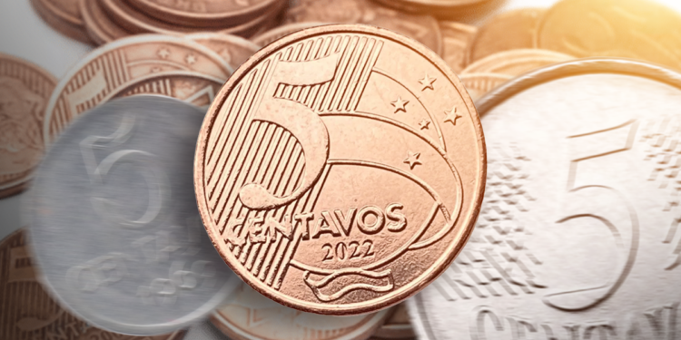 Imagem mostrando moedas de 5 centavos de diferentes valores, com destaque para as mais raras e valiosas, incluindo uma em foco com detalhes visíveis.
