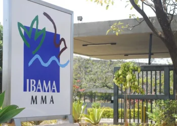 Fachada do prédio do Ibama com placa institucional e vegetação ao redor.