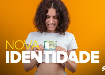 "Mulher sorrindo enquanto segura sua nova identidade, destacando o mutirão do novo RG."