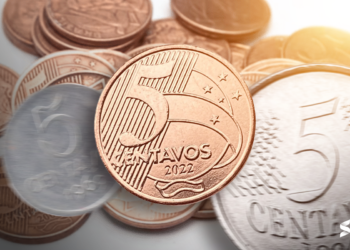 Close-up de uma moeda de 5 centavos do Brasil com erro de fabricação, exibindo uma imagem fantasma duplicada no anverso.