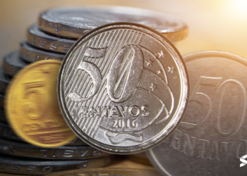 Moeda de 50 centavos, uma peça valiosa de 2016 com design moderno e detalhes interessantes.