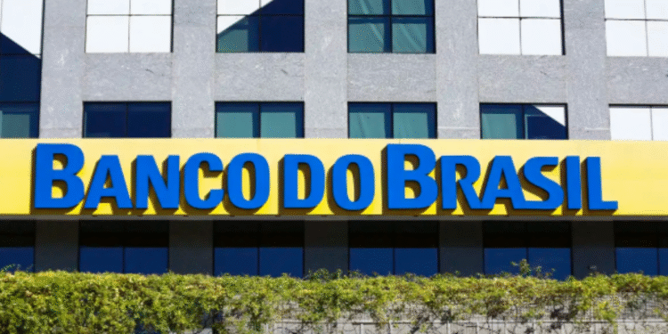 Imagem da fachada de uma agência do Banco do Brasil com o logo e nome visíveis, em contexto relacionado ao concurso Banco do Brasil 2025.