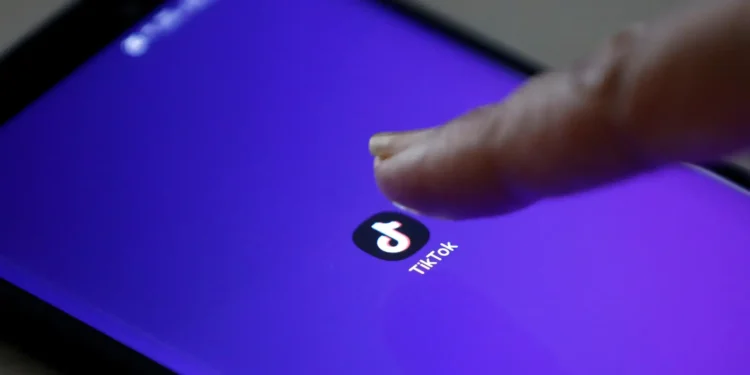 Pessoa acessando aplicativo do TikTok no celular.