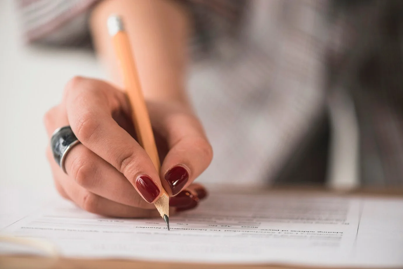 concurso educação Pessoa preenchendo ficha de inscrição com lápis em concurso público