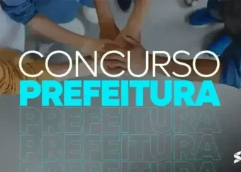 Grupo de pessoas com mãos unidas simbolizando união em concursos públicos