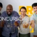 Grupo de pessoas sorrindo e comemorando, representando candidatos aprovados no concurso da Prefeitura