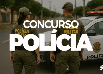Dois policiais militares posando em frente a um carro da polícia, com o texto 'Concurso Polícia' destacado