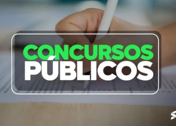 "Pessoa preenchendo uma prova de concurso público, com o título 'Concursos Públicos' em destaque."