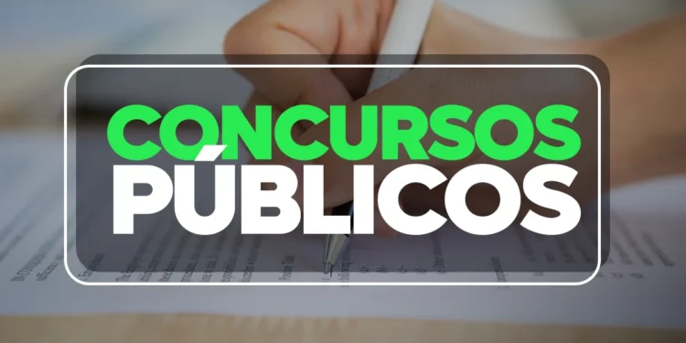 "Pessoa preenchendo uma prova de concurso público, com o título 'Concursos Públicos' em destaque."