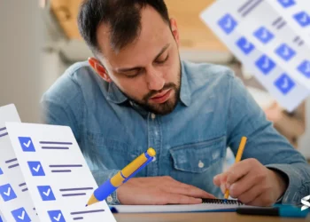 "Homem preenchendo formulários, representando a preparação para concursos públicos na área policial."