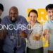 Grupo de profissionais sorrindo e mostrando positividade, representando a oportunidade na área da educação no concurso.