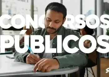 Pessoa concentrada preenchendo um formulário, destacando a urgência para inscrição no concurso da SEDUC-PA.
