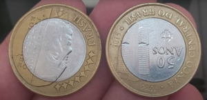 Moedas com Reverso Invertido: Uma Oportunidade de Ganho Extra Duas moedas com reverso invertido, uma rara e valiosa