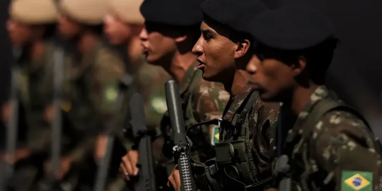 Soldados do Exército Brasileiro em desfile, simbolizando a disciplina e a carreira militar.