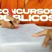 Mão segurando uma caneta vermelha, simbolizando a conclusão do processo de inscrição para o concurso.