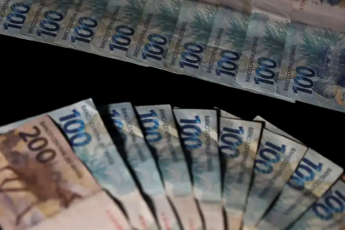  "Notas de dinheiro, incluindo notas de 100 e 200 reais, representando valores reajustados."