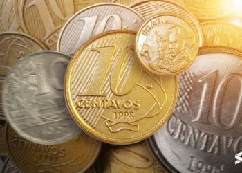 Moedas de 10 centavos, incluindo uma de 1998, destacando a edição Globo Triplo com erro de cunho.