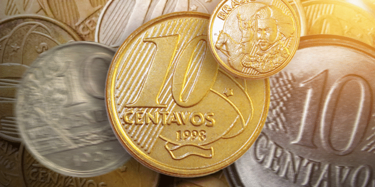 Moedas de 10 centavos, incluindo uma de 1998, destacando a edição Globo Triplo com erro de cunho.