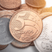 Moeda de 5 centavos em destaque com moedas desfocadas ao fundo representando valor elevado