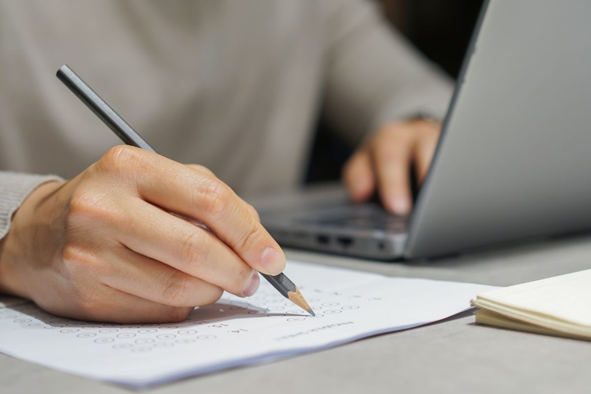 Pessoa usando notebook com inteligência artificial para estudar para concurso.