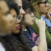 "Pessoas atentas e concentradas durante um estudo, preparando-se para uma prova"