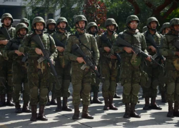 Soldados em formatura durante treinamento militar.