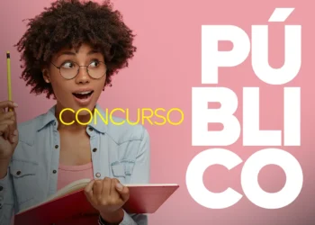 Jovem segurando caderno e lápis, se preparando para concurso público.