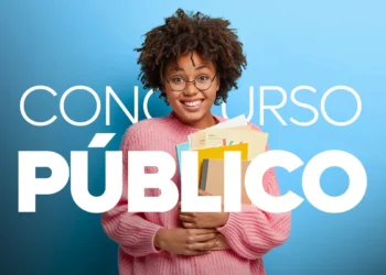 Mulher sorridente segurando materiais de estudo para o concurso público