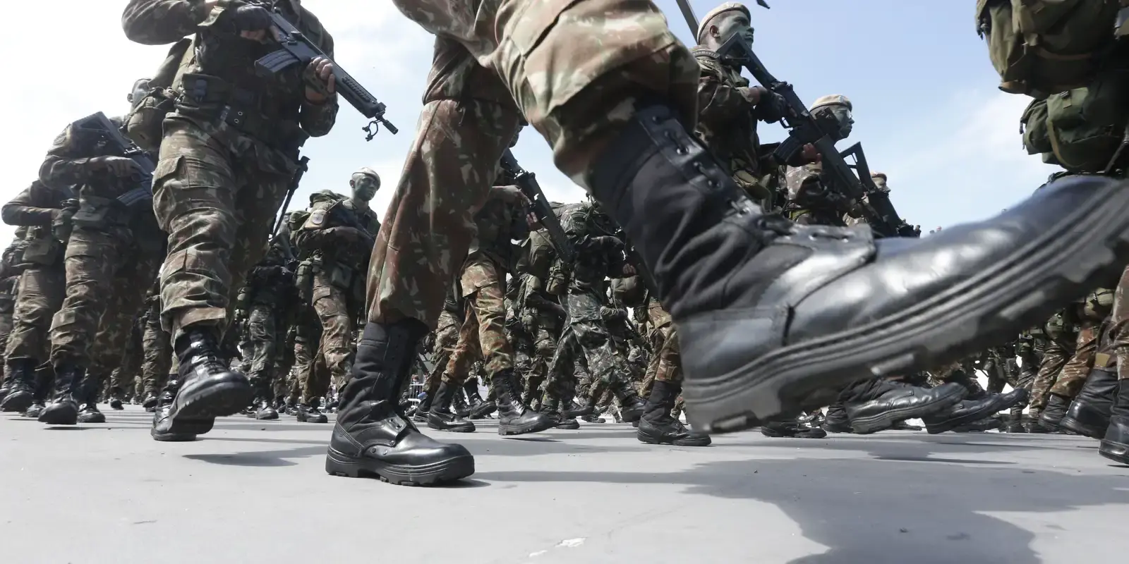 Soldados marchando durante desfile militar.